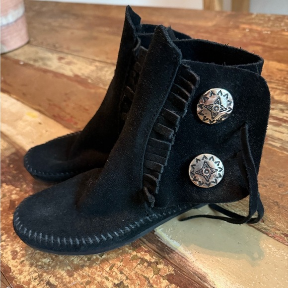 Minnetonka - Women’s Two Button Hard Sole Boot - Picture 9 of 11